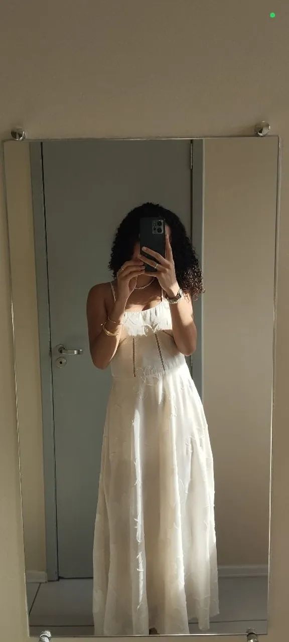 Elegante vestido branco com flores texturizadas 
