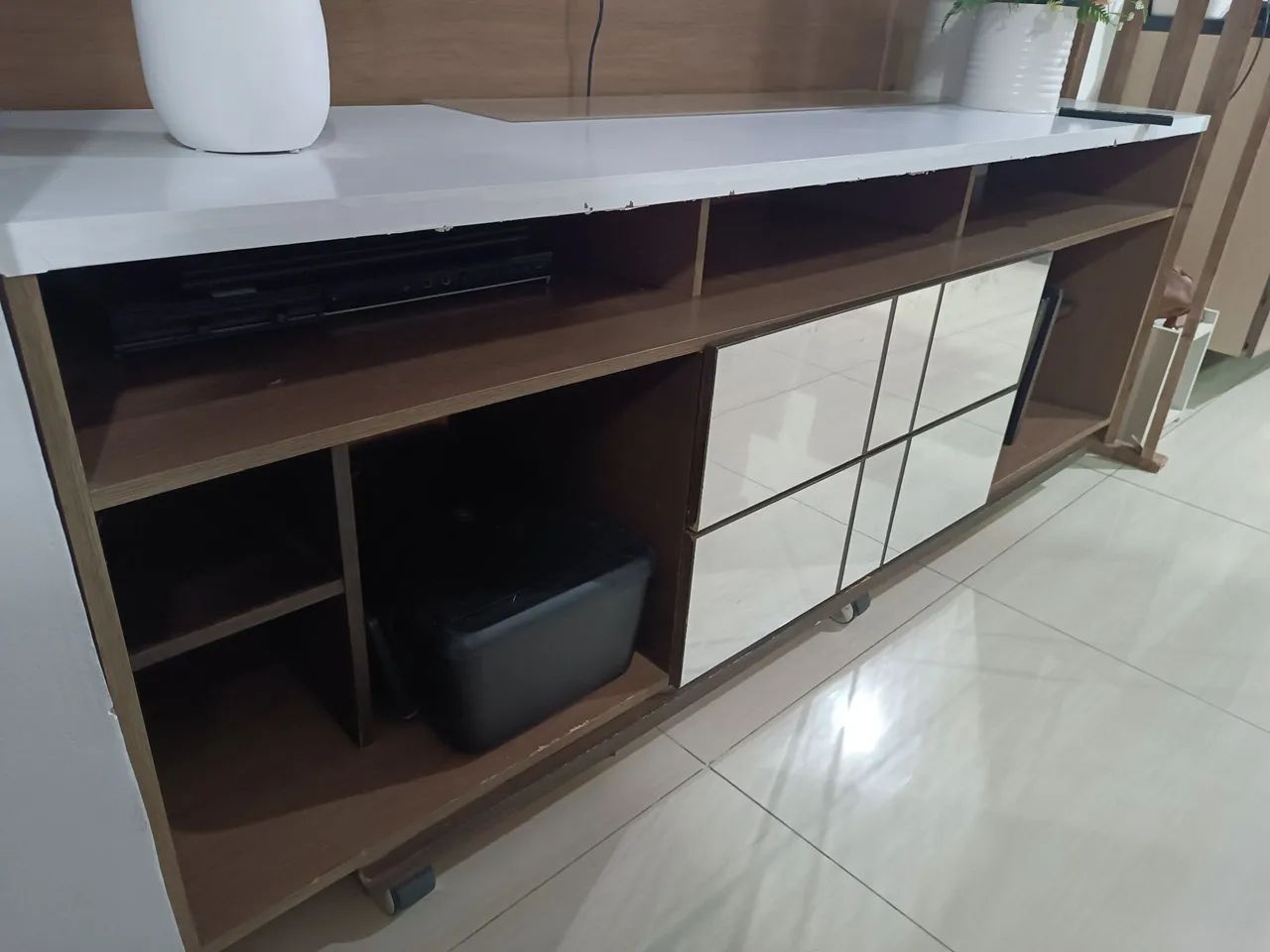 Vendo Rack com rodinhas e gavetas com espelho usado