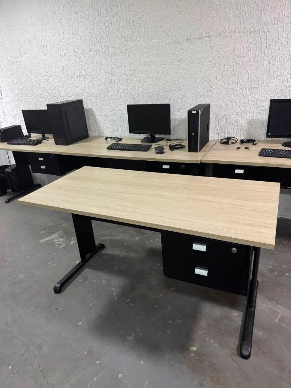 Mesa de Escritório com Gavetas e Chave - Foto 4