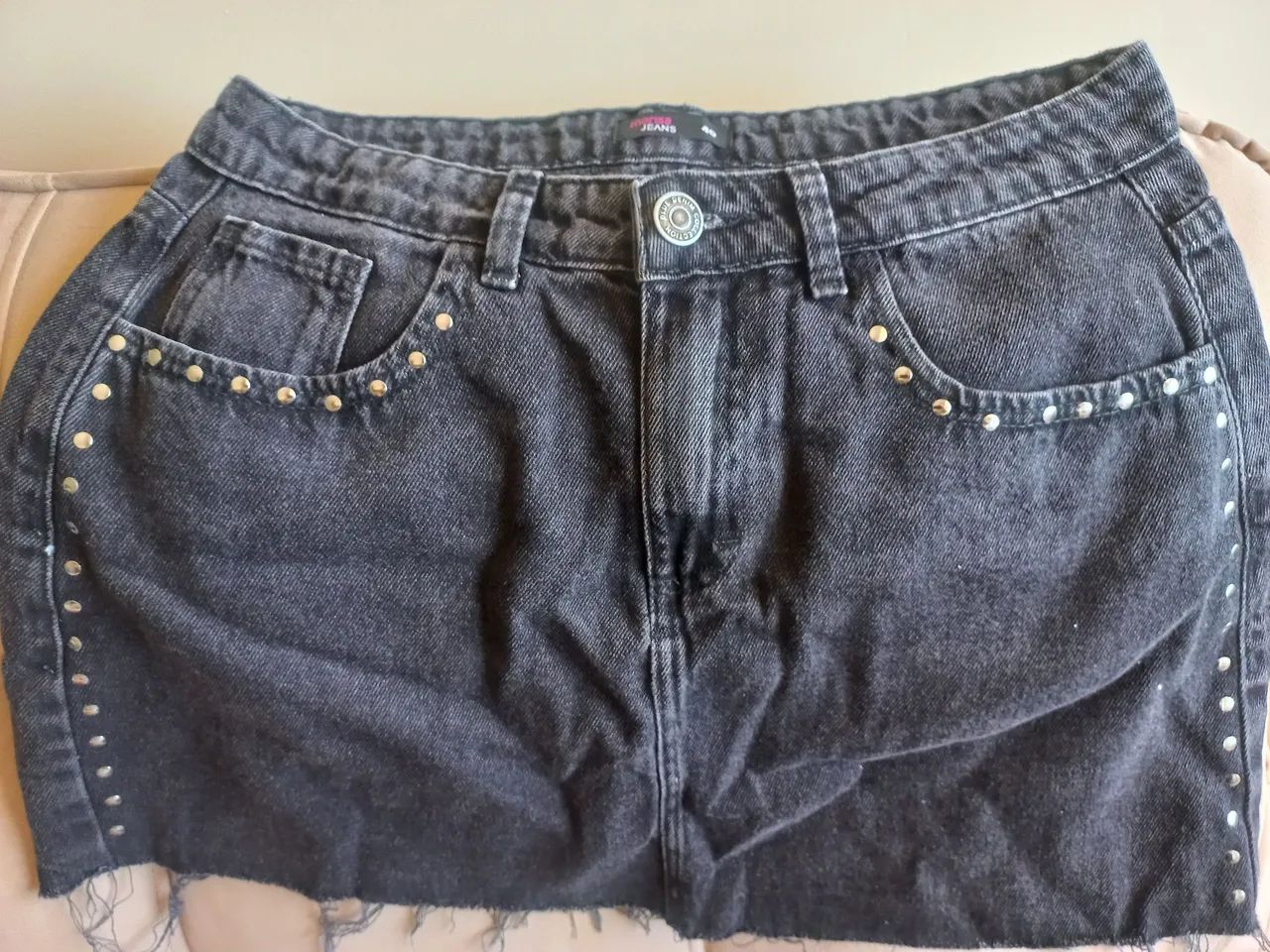 Mini Saia Jeans Preta com Detalhes - Foto 5