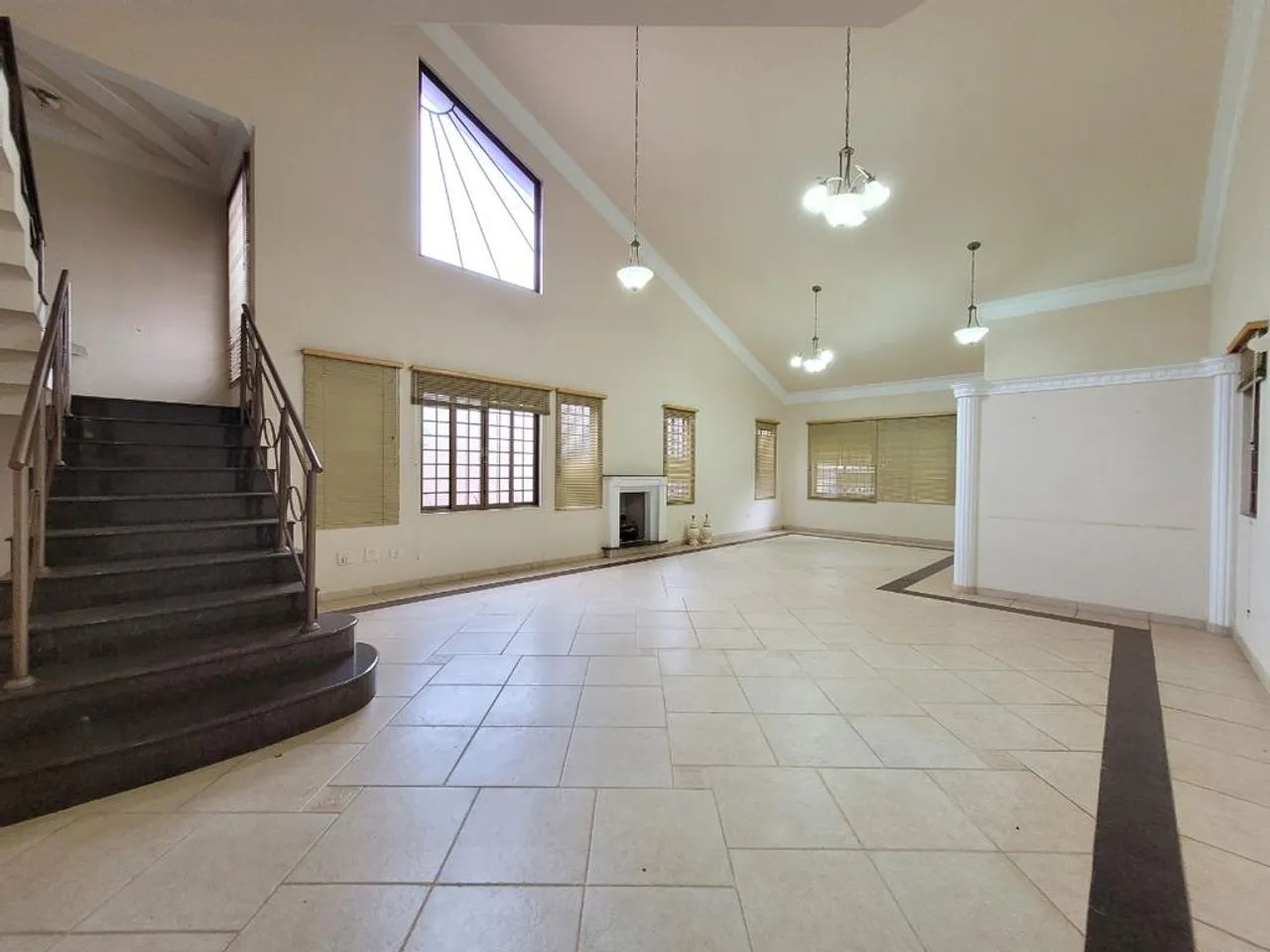Casa para alugar em Maringá, Zona 04, com 4 suítes, com 422.02 m² - Foto 4