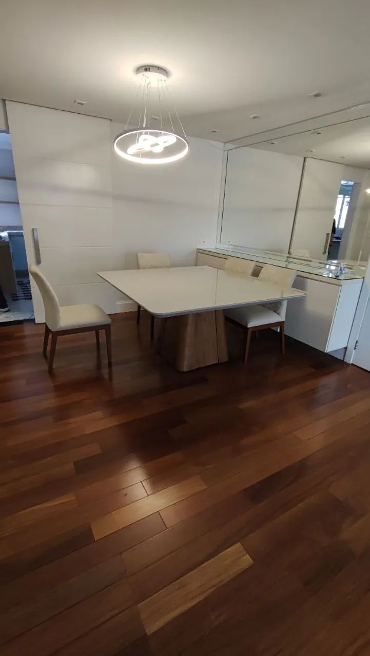 Mesa de jantar quadrada (sem cadeiras)
