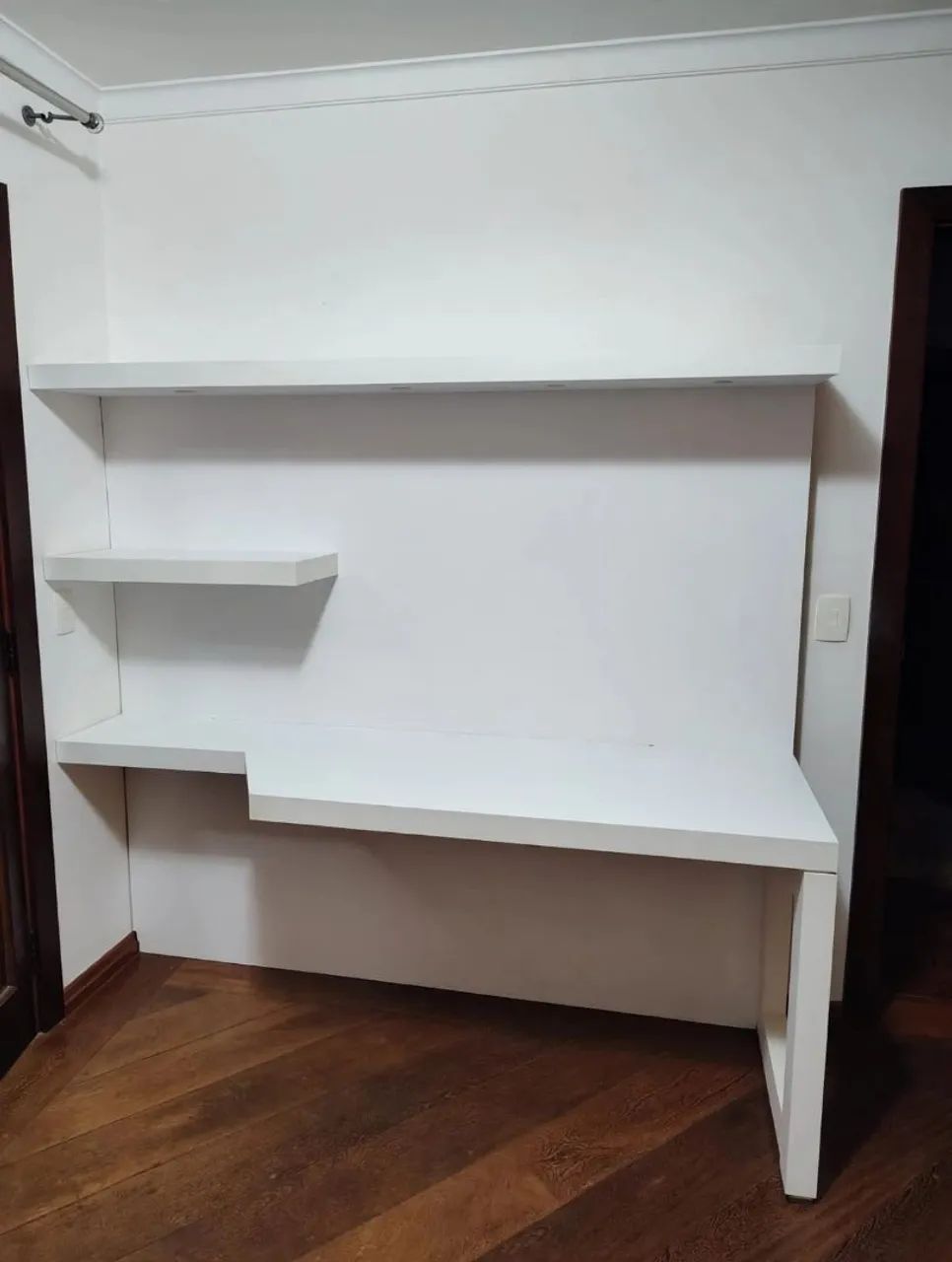 Escrivaninha com painel e prateleira 