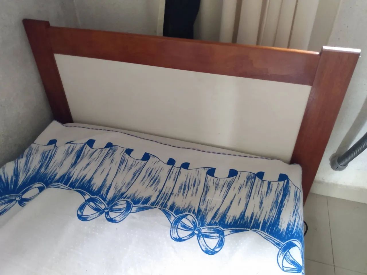 Cama de solteiro de madeira
