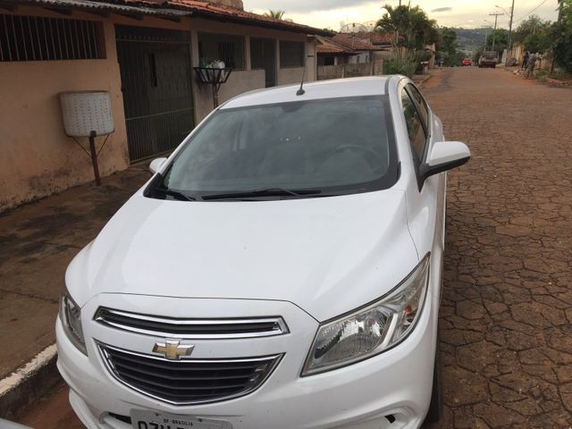 Vende se ônix Lt 1.0 branco analiso trocas - Foto 7