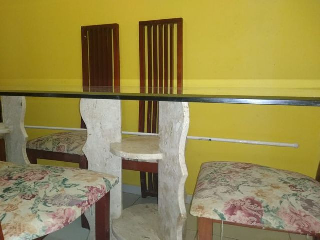 Mesa de vidro , com a base de mármore .