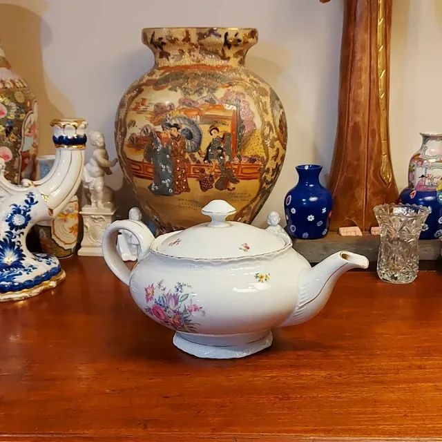 Antigo bule em porcelana Tcheca 