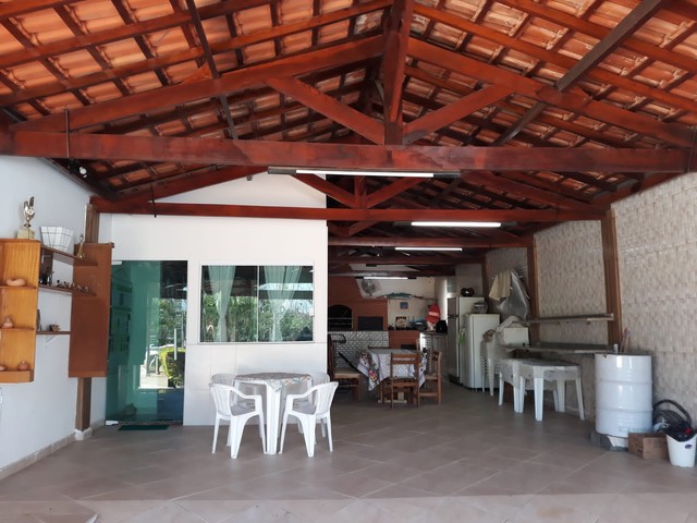 Ótima casa de campo à venda, com 338m² úteis, 3 suítes, 6 vagas, piscina, em São Roque/SP