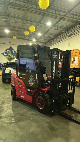Locação De Empilhadeira 2,5 t / Cabinada com ar / Diesel / 2022