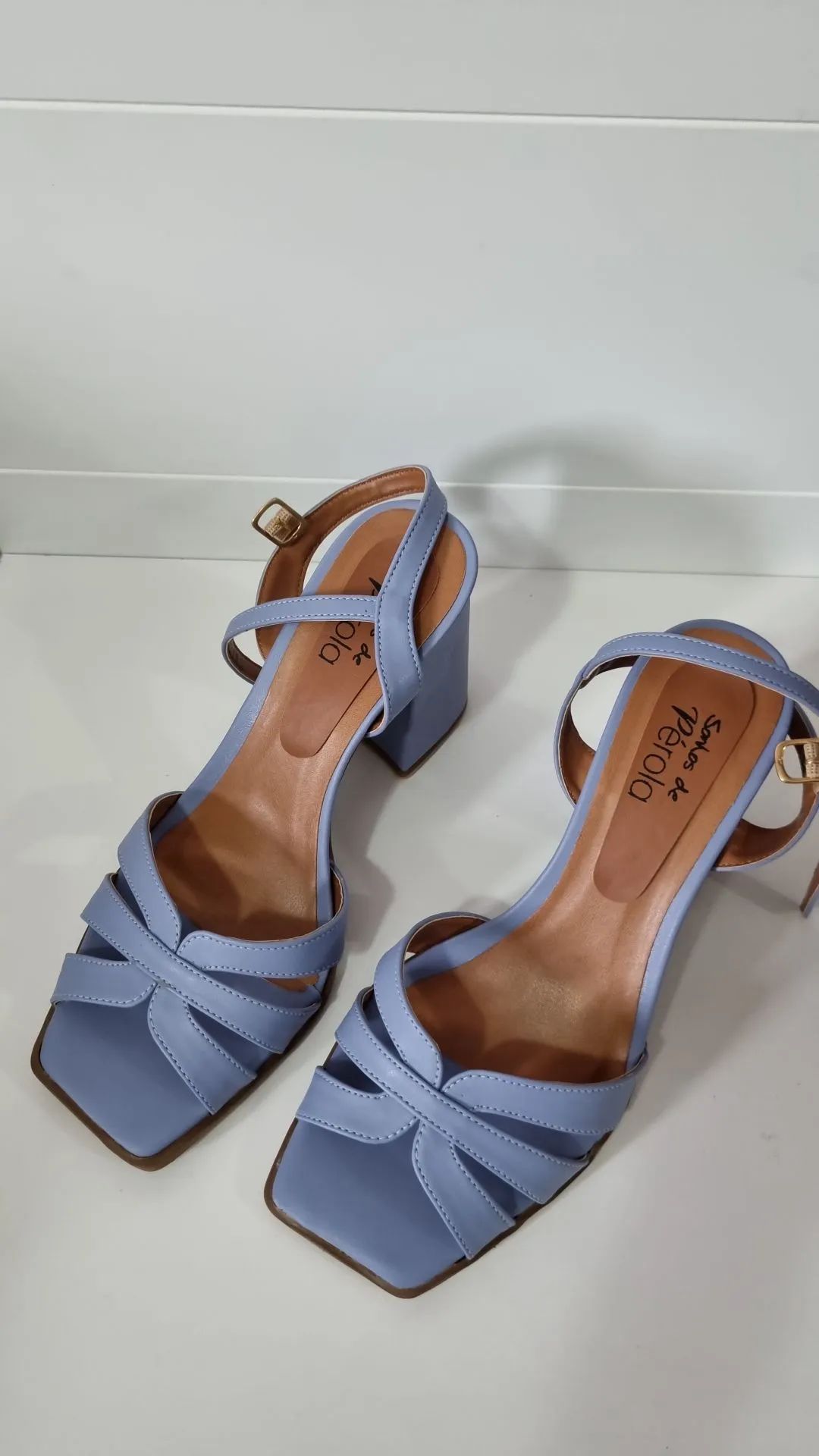 Sandália feminina azul de salto médio 