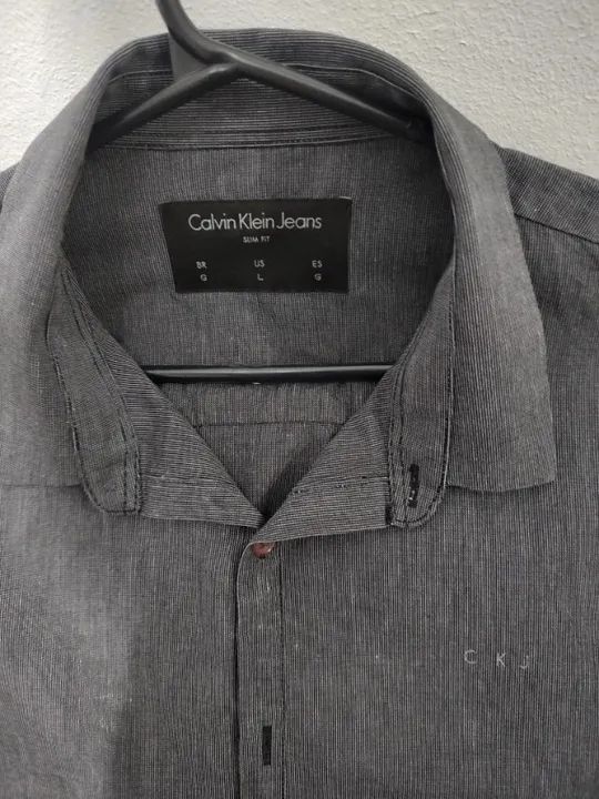 CAMISA CALVIN KLEIN CINZA GRAFITADA EM EXCELENTE ESTADO - Foto 5