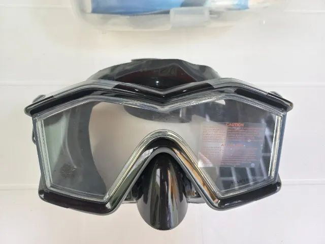 Kit de mergulho (mascara e snorkel) marca Intex.