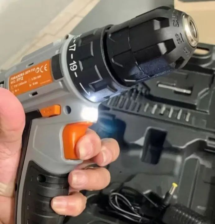 Parafusadeira/Furadeira 12V  com maleta e 13 Acessórios  - Foto 6