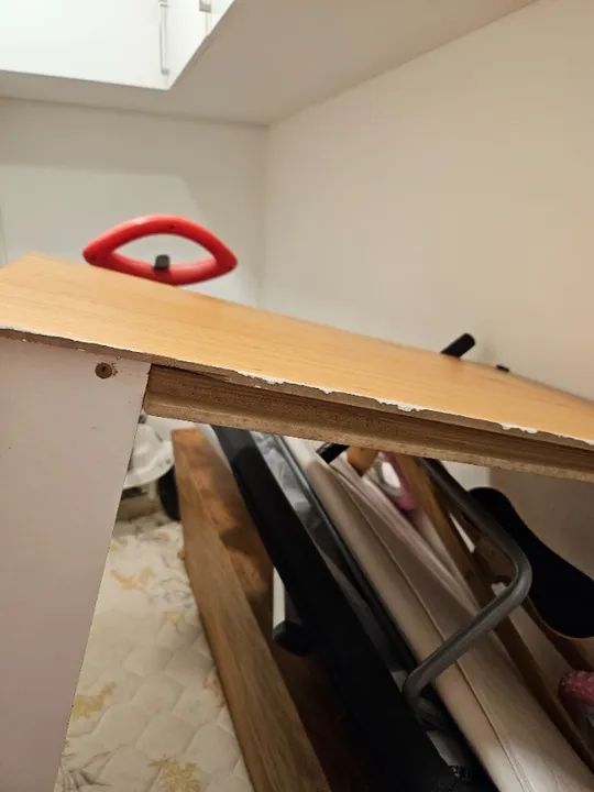 Mesa para estudo ou trabalho em computador com 3 gavetas, tampo e lateral na cor madeira. - Foto 6