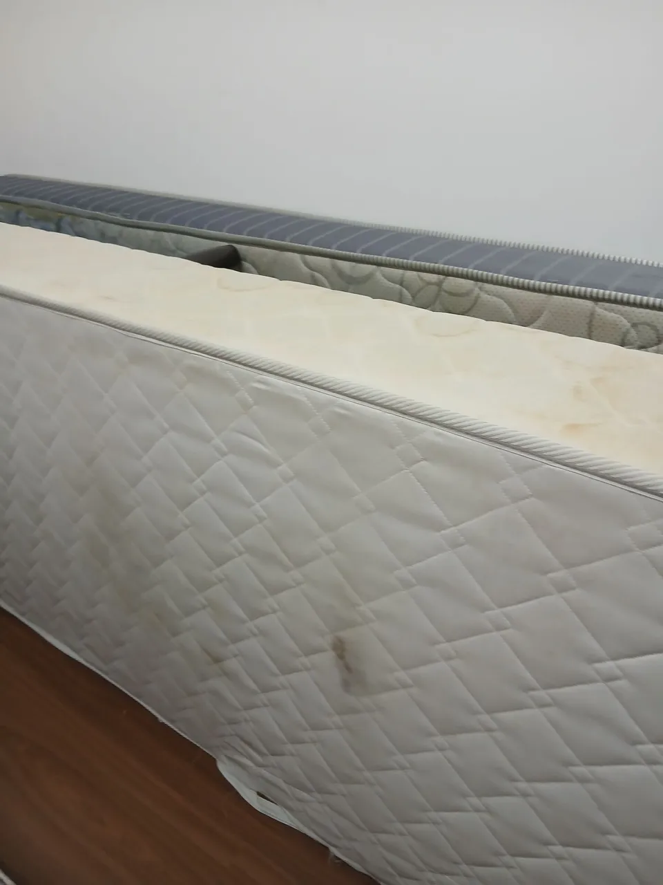 Colchão com marcas de uso - Conforto garantido!