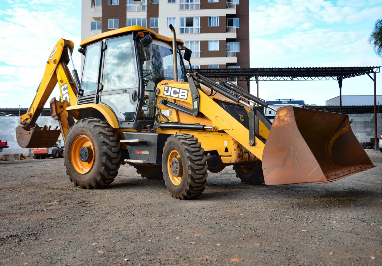 Retroescavadeira JCB 3CX - ano 2017