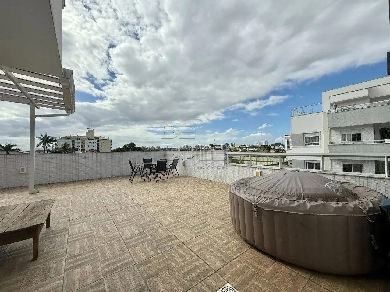 Cobertura com amplo terraço no bairro Abraão