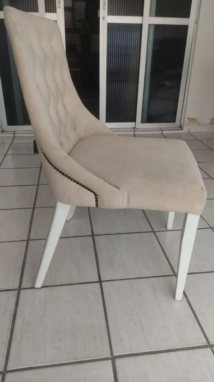 Cadeira estofada branca