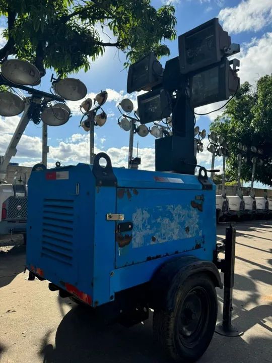 Torre de iluminacao Weber usada com 4 lâmpadas de 1000 watts usada - Foto 2