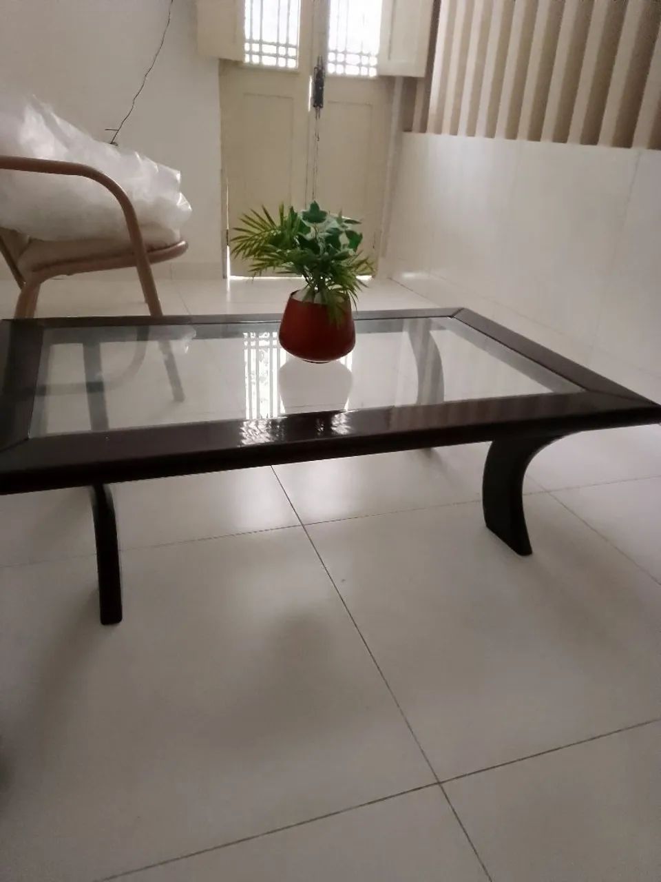 Mesa de centro em madeira com vidrom tampo de vidro - Foto 5