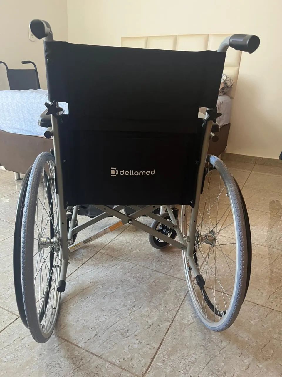 Vende-se cadeira de banho e cadeira com roda ? - Foto 2