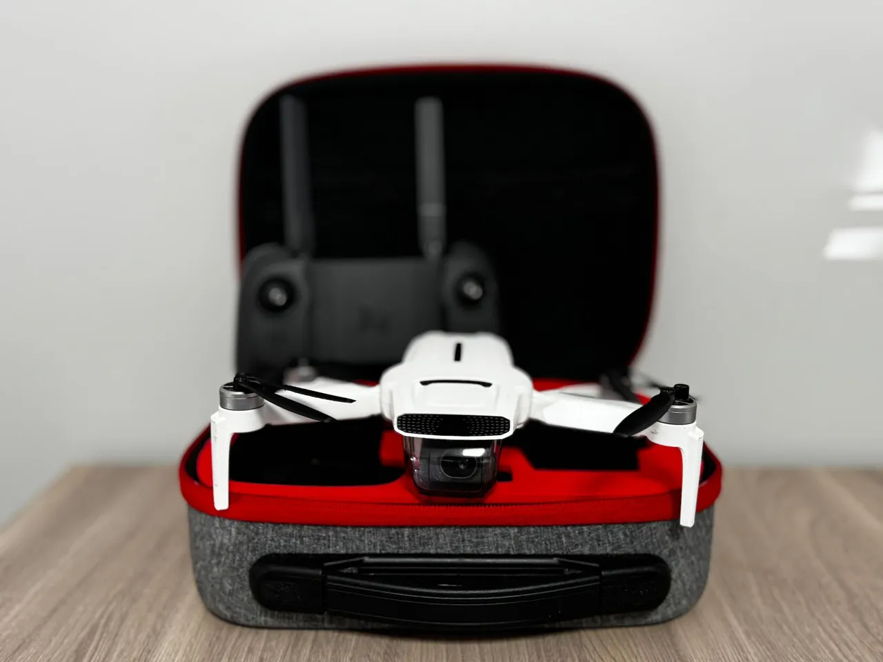 Drone DJI compacto e portátil com câmera 4K