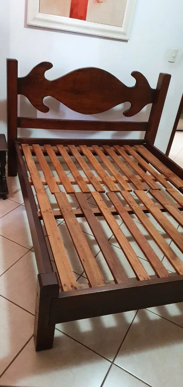 Cama de casal rústica.