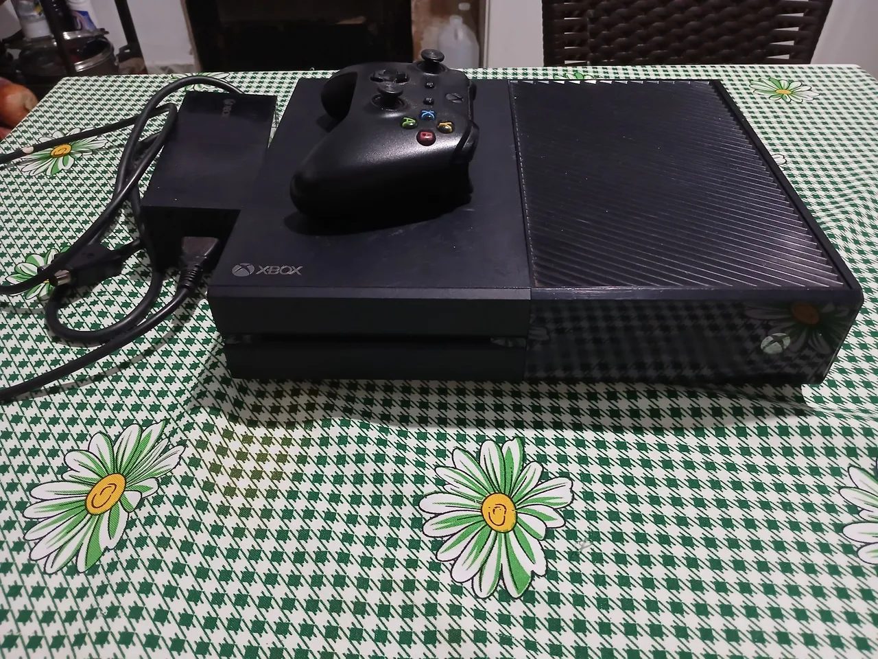 Xbox One com controle e fonte