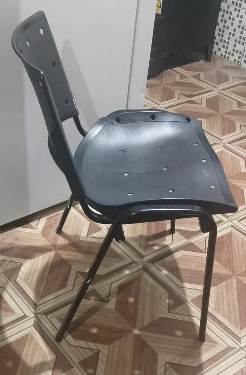 Cadeira Fixa Recepção Preta em metalon com encosto e acento de material plástico