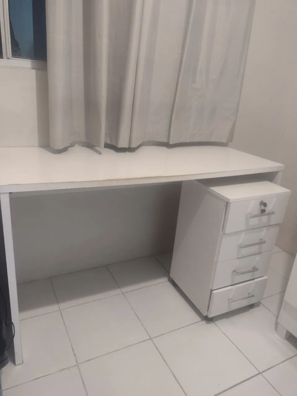 White desk64385928730755120