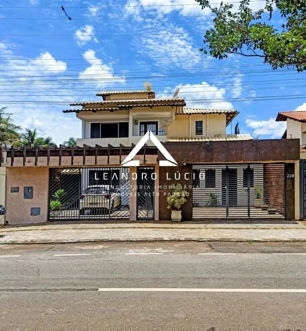 Sobrado para Venda em Goiânia, Setor Jaó, 4 dormitórios, 4 suítes, 5 banheiros, 3 vagas