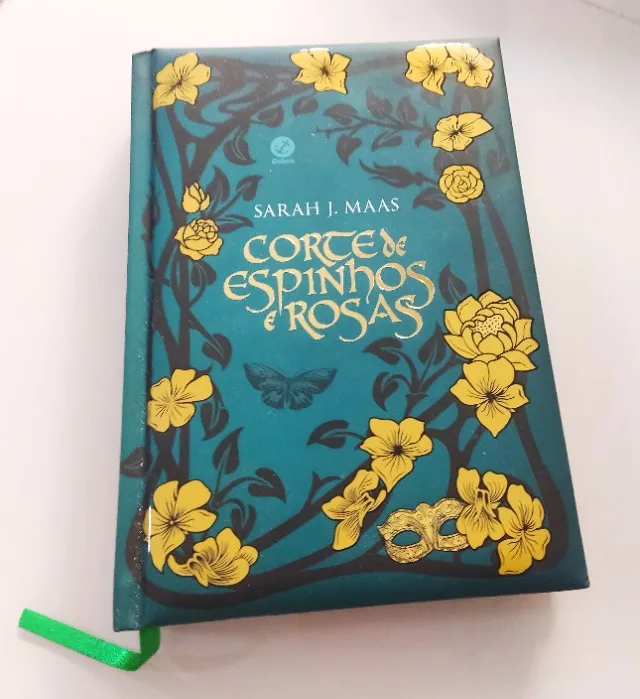 Livro capa dura Corte de espinhos e Rosas da Sarah J. Maas