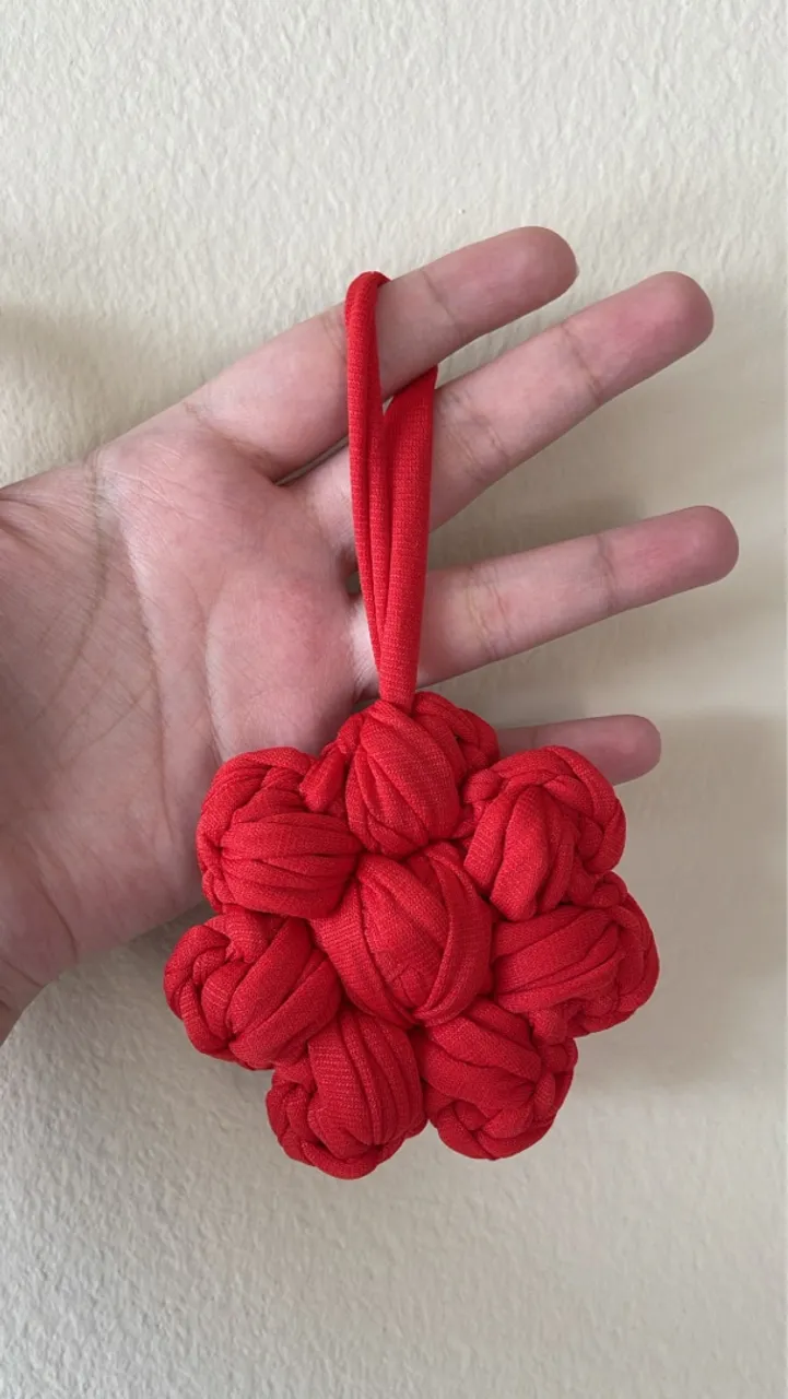 Chaveiro flor puffer em crochê