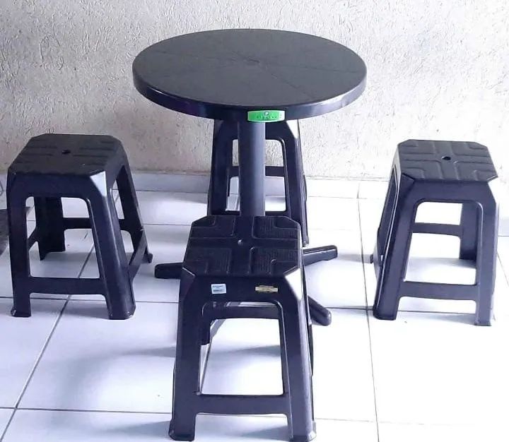 Conjunto de Mesa Redonda e Banquetas de Plástico