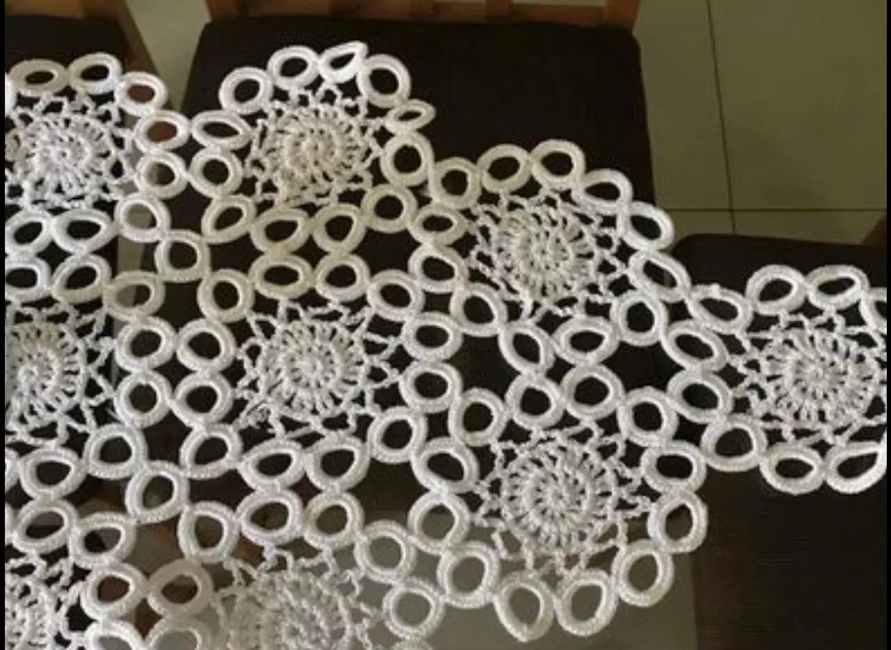 Caminho de mesa de crochê  - Foto 3