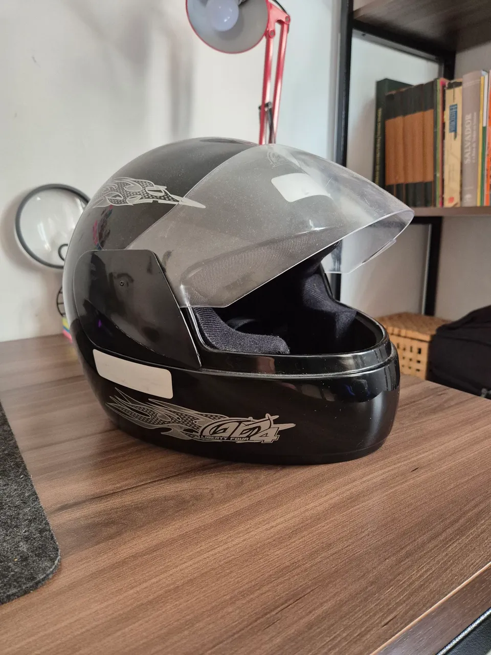 Capacete para moto preto com viseira