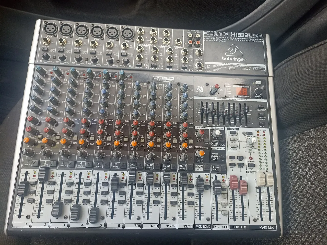 Mesa de Som Behringer Xenyx X1832USB