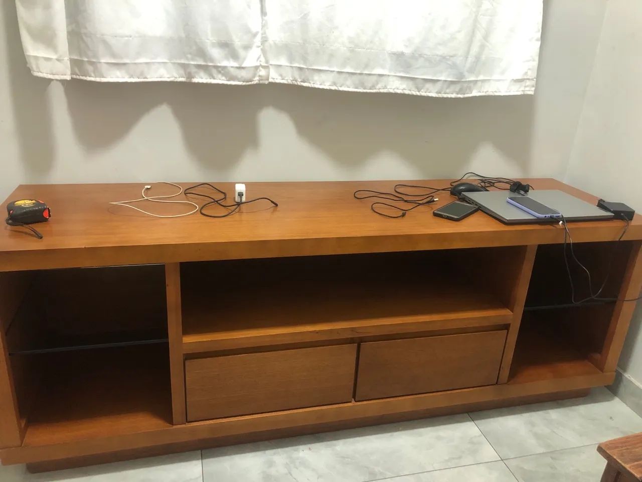 Móvel para TV em Madeira Maciça - Design Moderno