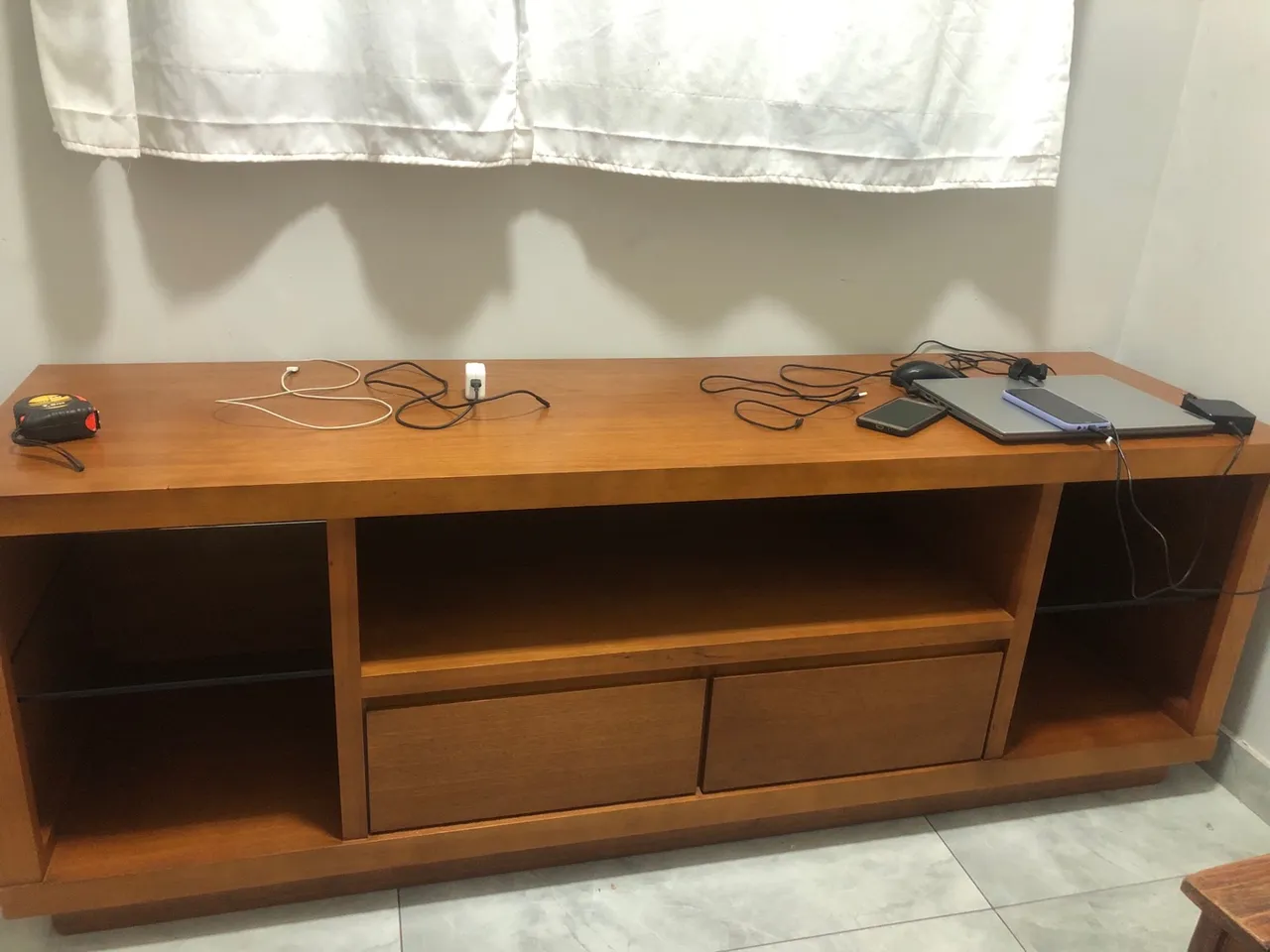 Móvel para TV em Madeira Maciça - Design Moderno