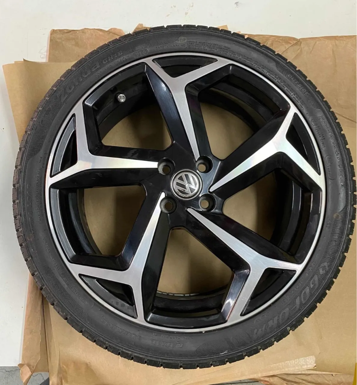 Rodas aro 18 com peneus semi novos 225/40