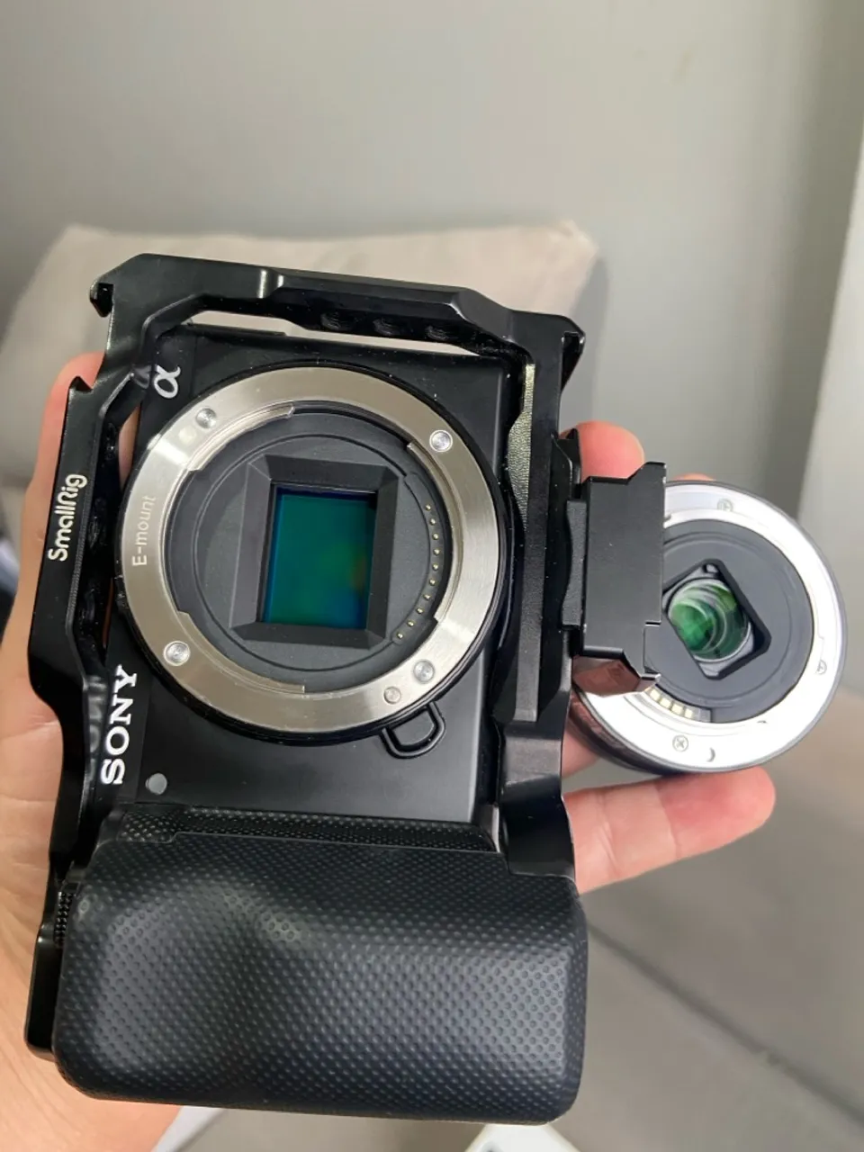 Câmera Sony ZVE-10 (OPORTUNIDADE)