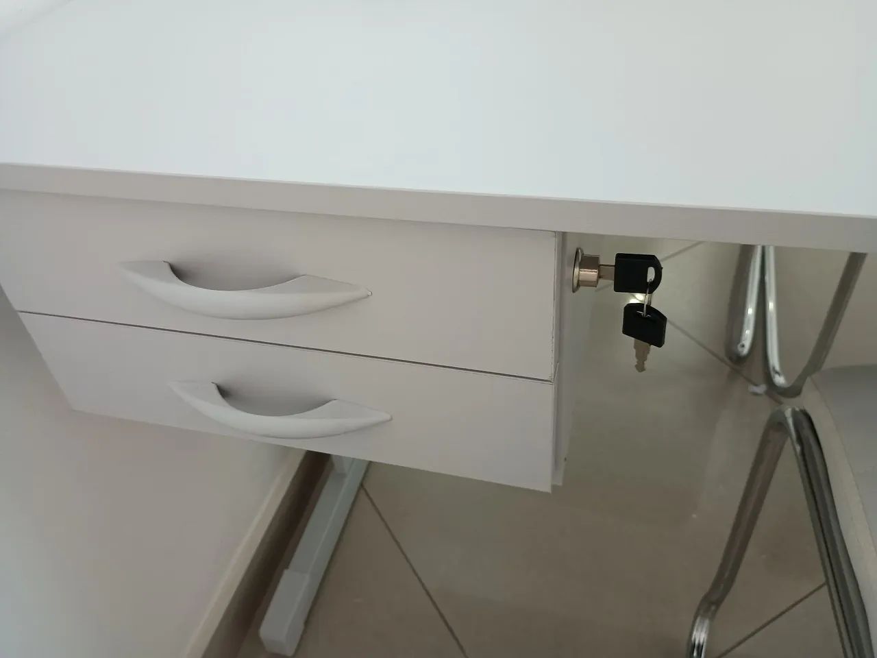 Mesa,escrivaninha para clinica escritório, com gavetas e chave