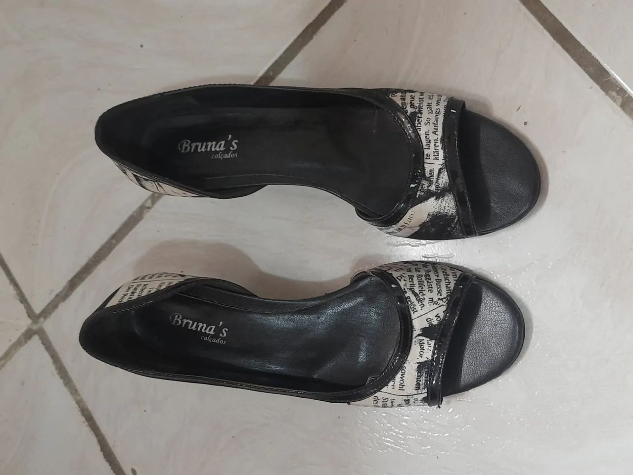 Sandálias Bruna's Preto com Detalhes Jornal