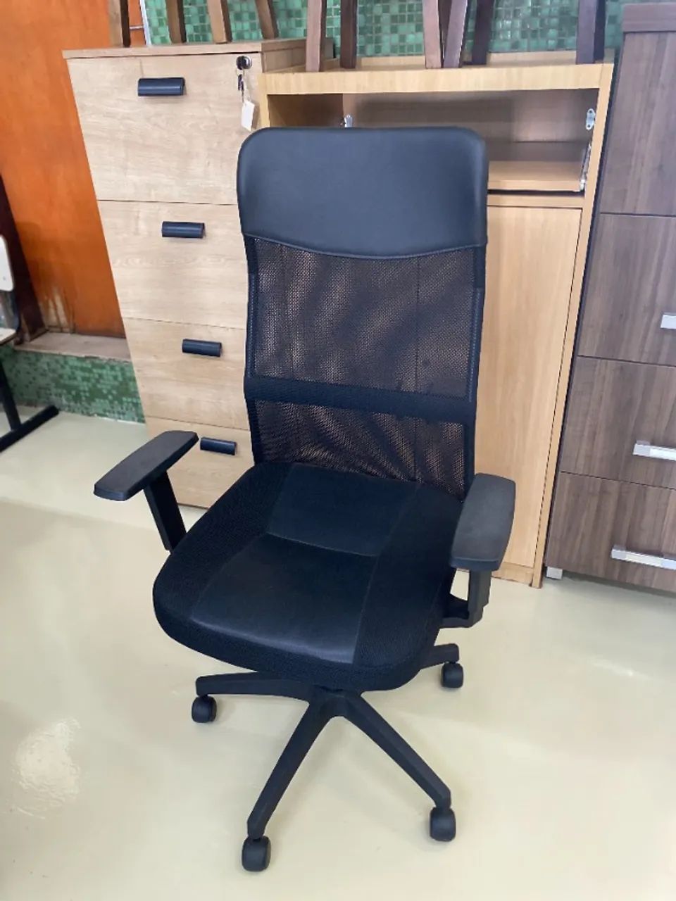 Cadeira Presidente W-58B C/ Braço SIX e Estrela de Nylon