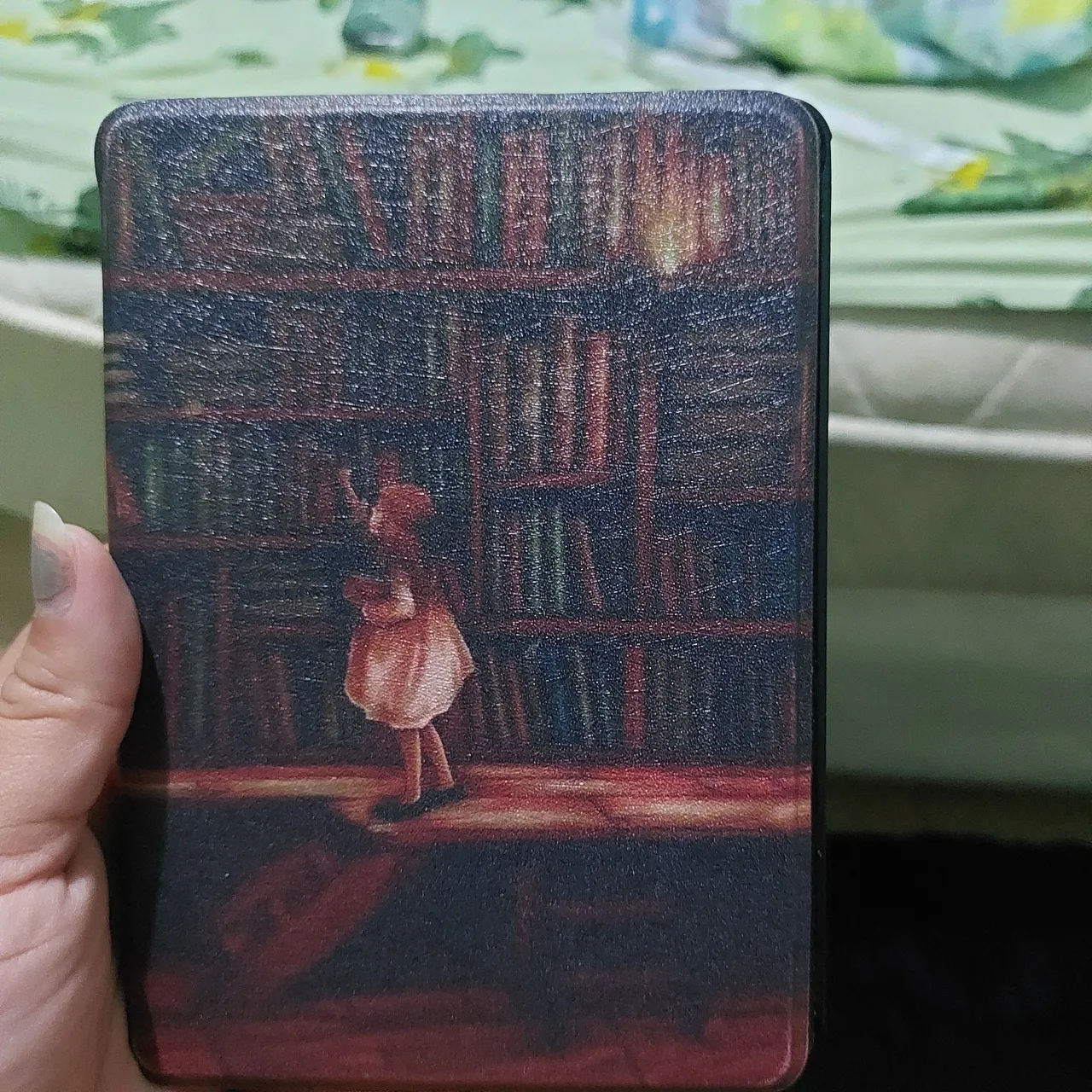 Kindle 8ª geração com capa design de biblioteca