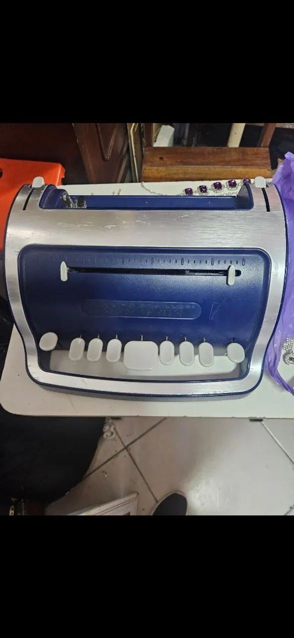 Máquina de escrever em braile Perkins funcionando 