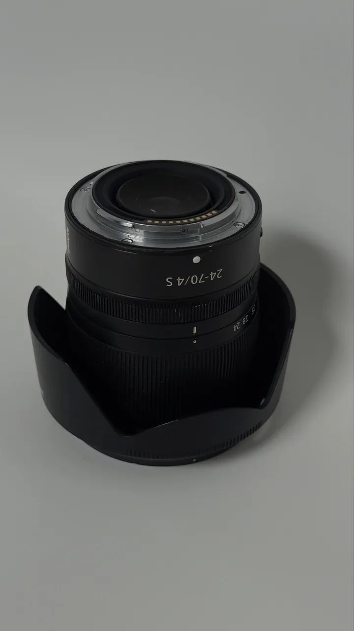 Nikkor Z 24-70mm f/4 S - Com marcas no elemento frontal - Câmeras