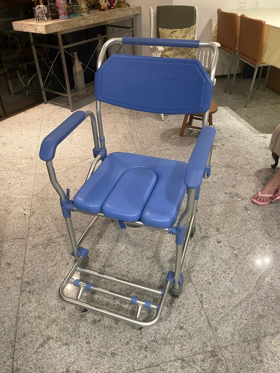 Cadeira de Banho Dellamed D60 Alumínio Completa - Com Rodas, Coletor e Apoio de Pés 