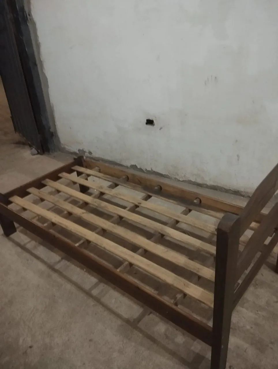 Vendo cama de solteiro de madeira  - Foto 3