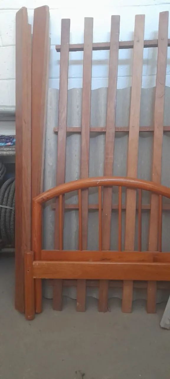 Vendo cama de madeira maçica - Foto 2